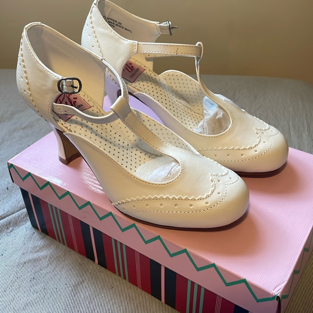 Pin-up Couture White flapper pumps NIB